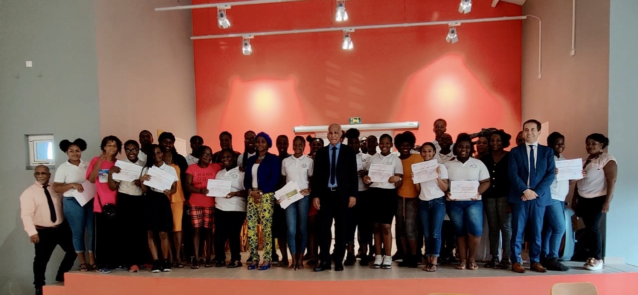 L'ensemble des élèves, des parents et des professeurs autour du recteur