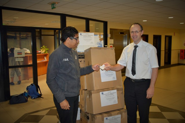 Le directeur de mon lycée Monsieur Alleaume Patrick me remet un chèque de 550 euros pour la prise en charge de la location d'un utilitaire 8m3 pour le transport des 22 colis et les 6 péages ralliant la Normandie à Paris-Orly soit 450 km A/R