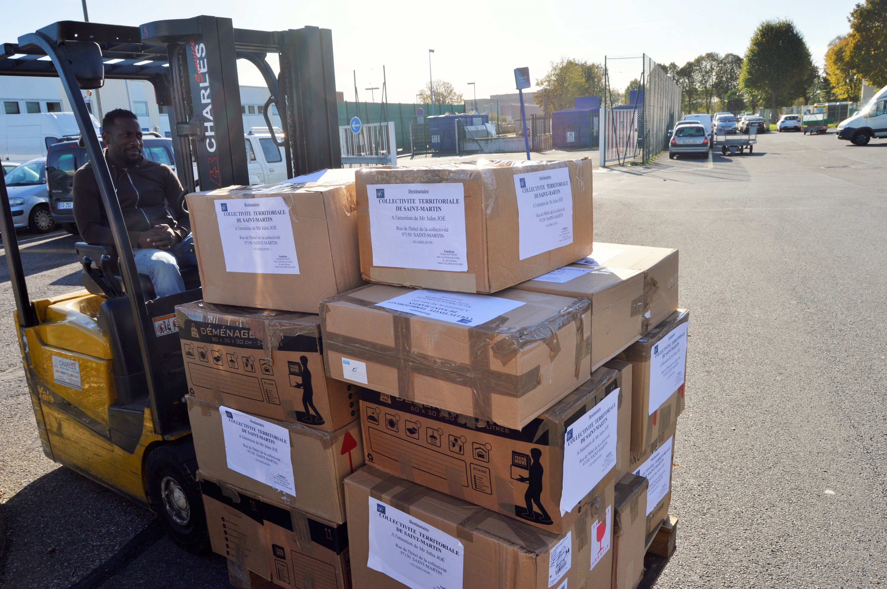 Prise en compte des 22  colis par la société fret Outre Mer à Orly