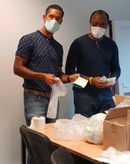 Des agents mobilisés pour empaqueter les masques 