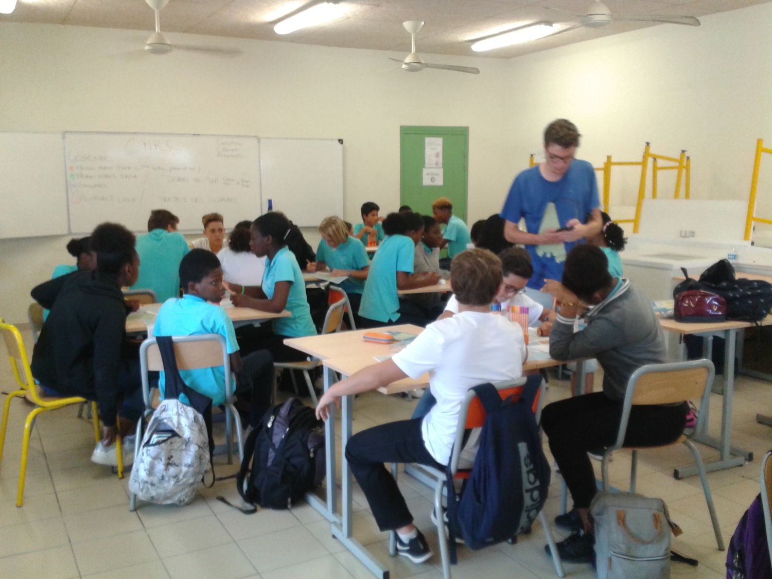 Une équipe du CNRS au collège