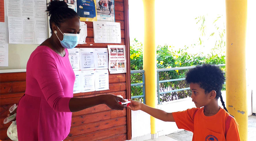 Remise de masques à l'école élemnatire MA Richards