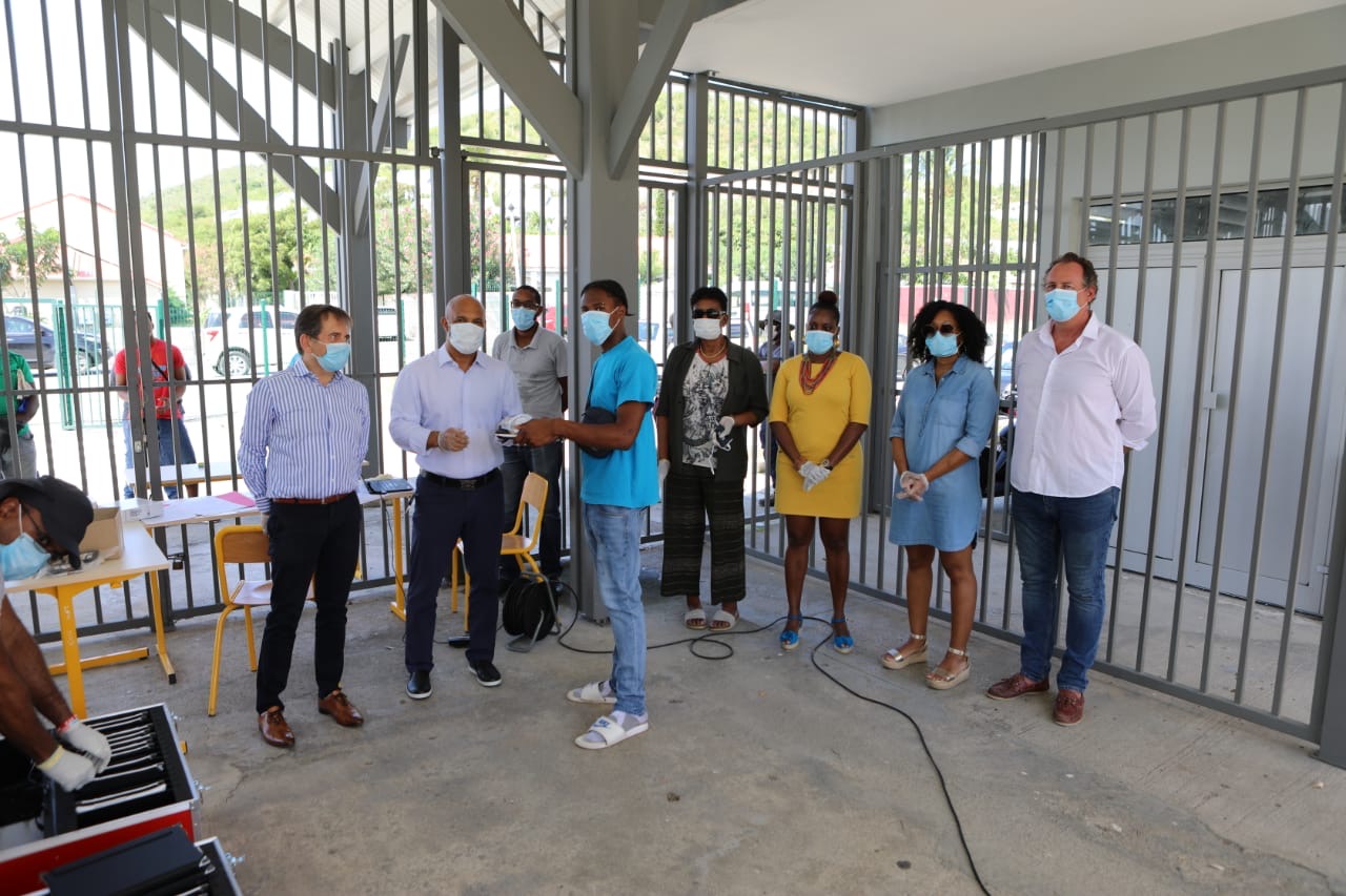 Distribution du matériel numérique au lycée professionnel 