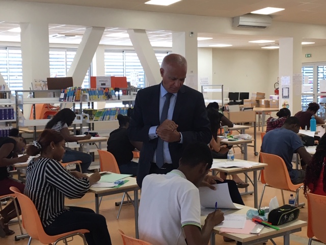 Etudiants au travail sous le regard de M. FOURAR, Recteur de l'académie de Guadeloupe