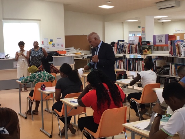 Etudiants au travail sous les regards de M. le Recteur et de Mme la Proviseure