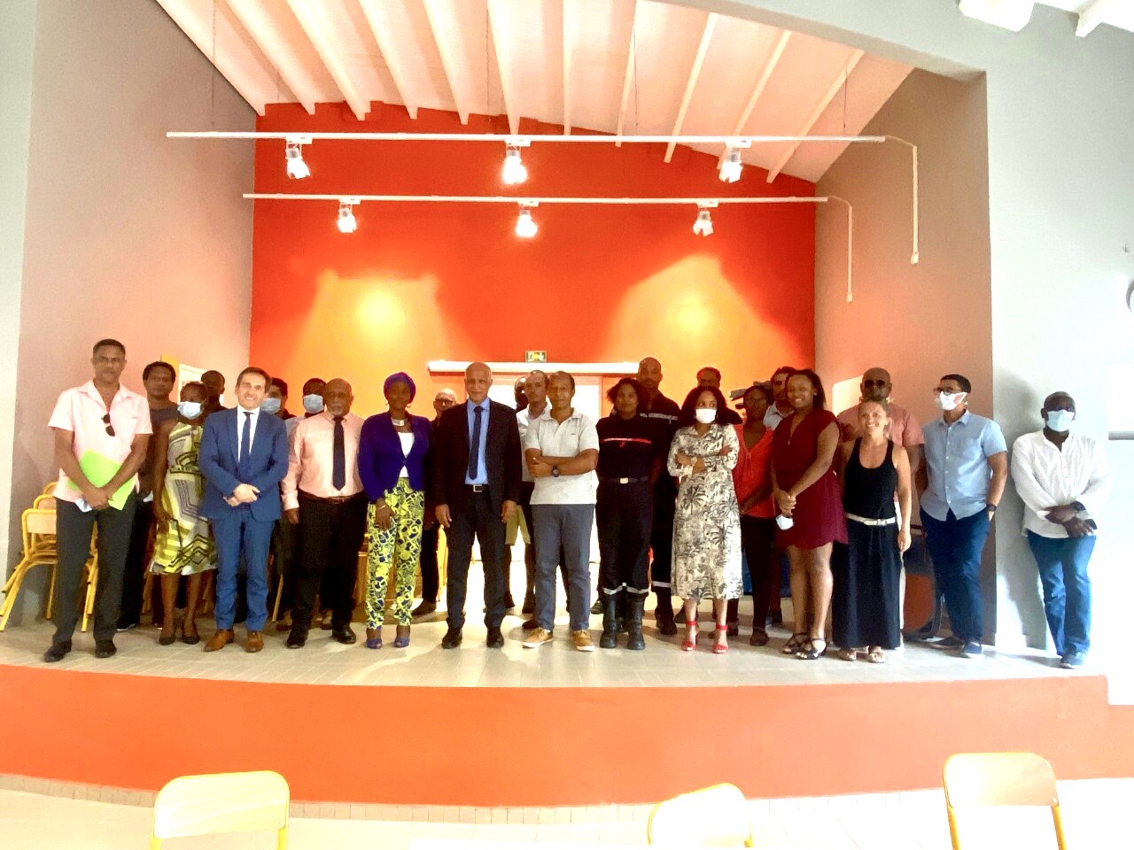 L'ensemble de l'équipe pédagogique du collège et des partenaires autour du recteur 