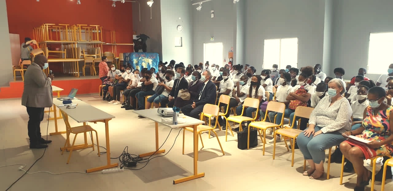 L’hommage à Samuel PATY au collège de Quartier d’Orléans en présence de la sénatrice, du secrétaire général de la préfecture et du vice-recteur
