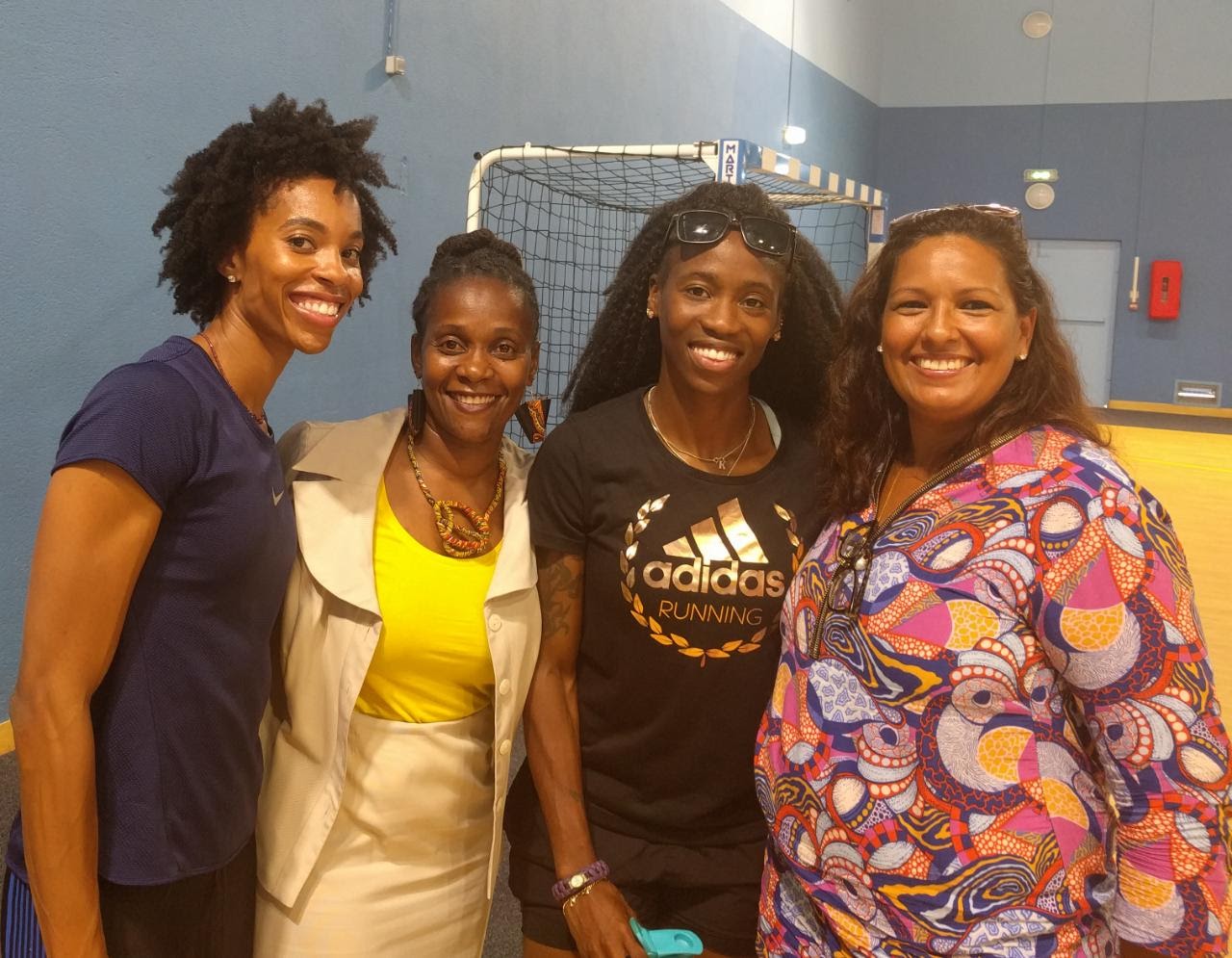 La Directrice et Mme DORESSAMY, l’enseignante de la classe, entourées de deux des 4 athlètes présents