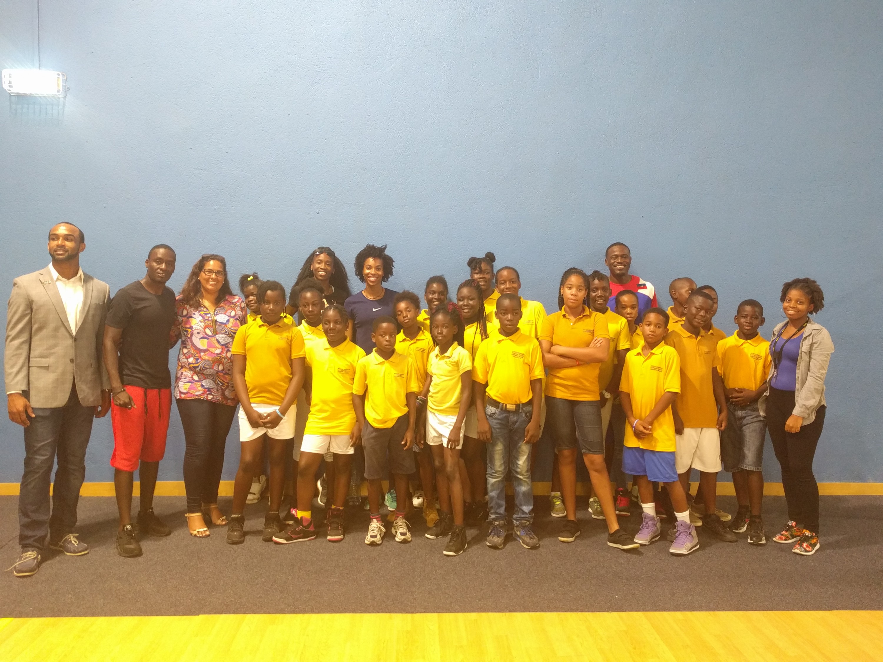 Les élèves du CM2C, entourés des 4 athlètes présents, du coach de 2 d’entre eux, de leur maîtresse et de la missionnée service civique