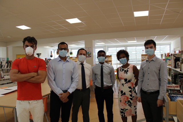 Des élèves prêts pour l'épreuve "Sciences po" avec leur professeur Monsieur PUIG-OTERO