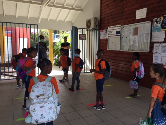 Rentrée des élèves à l'école Marie-Antoinette Richards