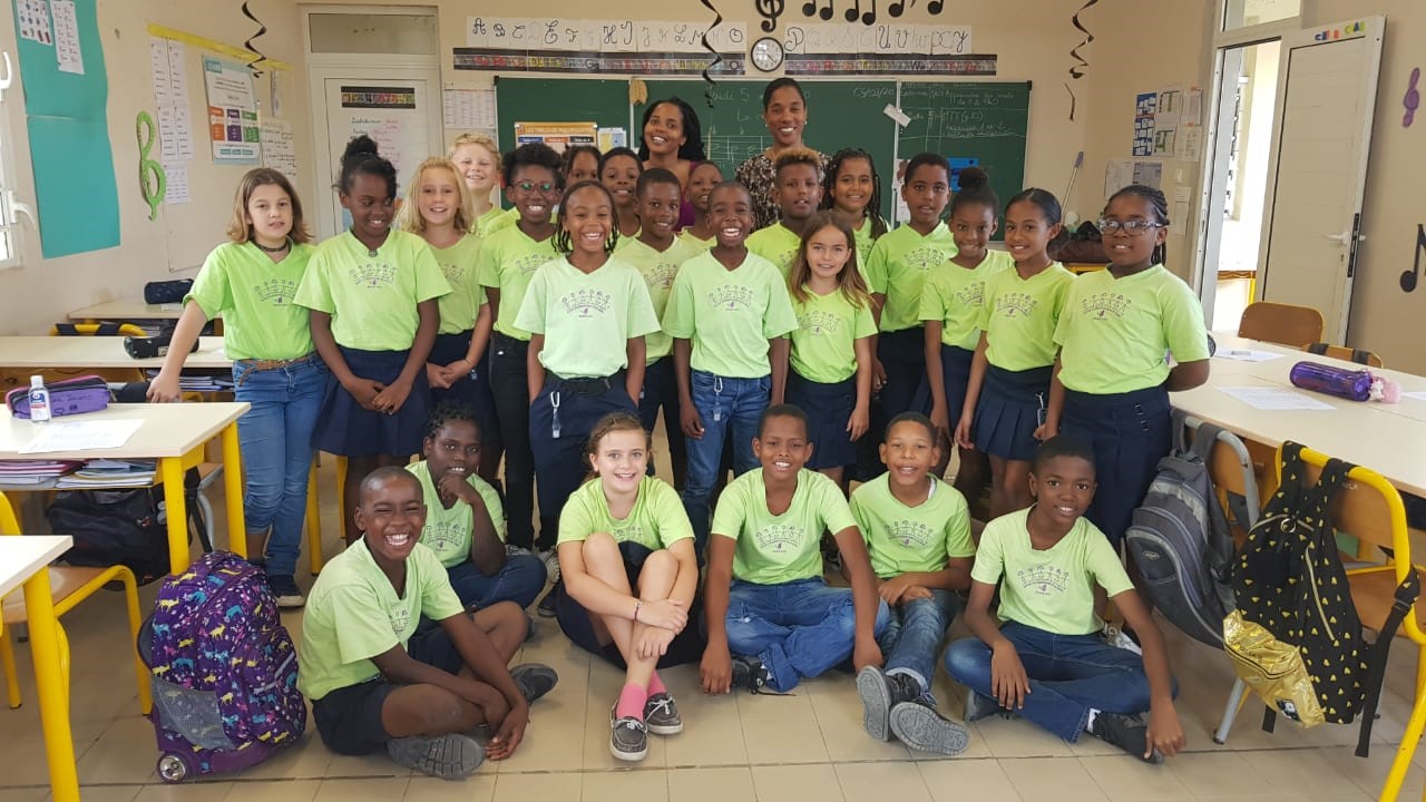 Les élèves de la CHAM accompagnés de Valérie SIOBUD, conseillère pédagogique et de Natisha HANSON, chanteuse.