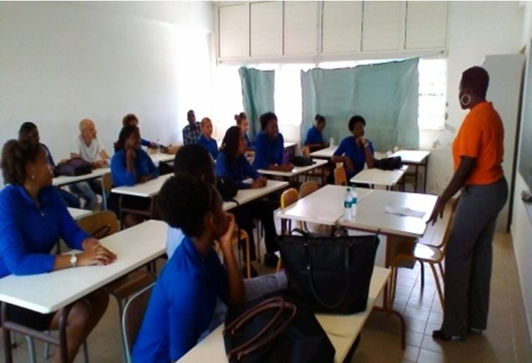 Les élèves échangent avec les professionnels