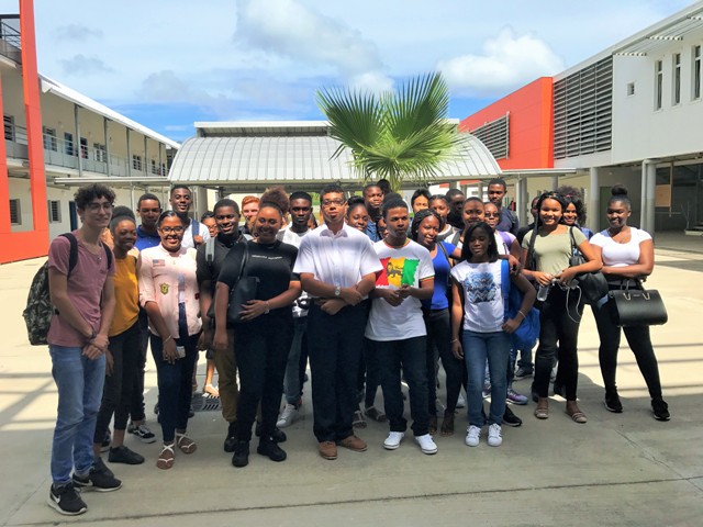 Photo de groupe avec les élèves des deux classes  de 1er  ES de la cité Scolaire Robert Weinum