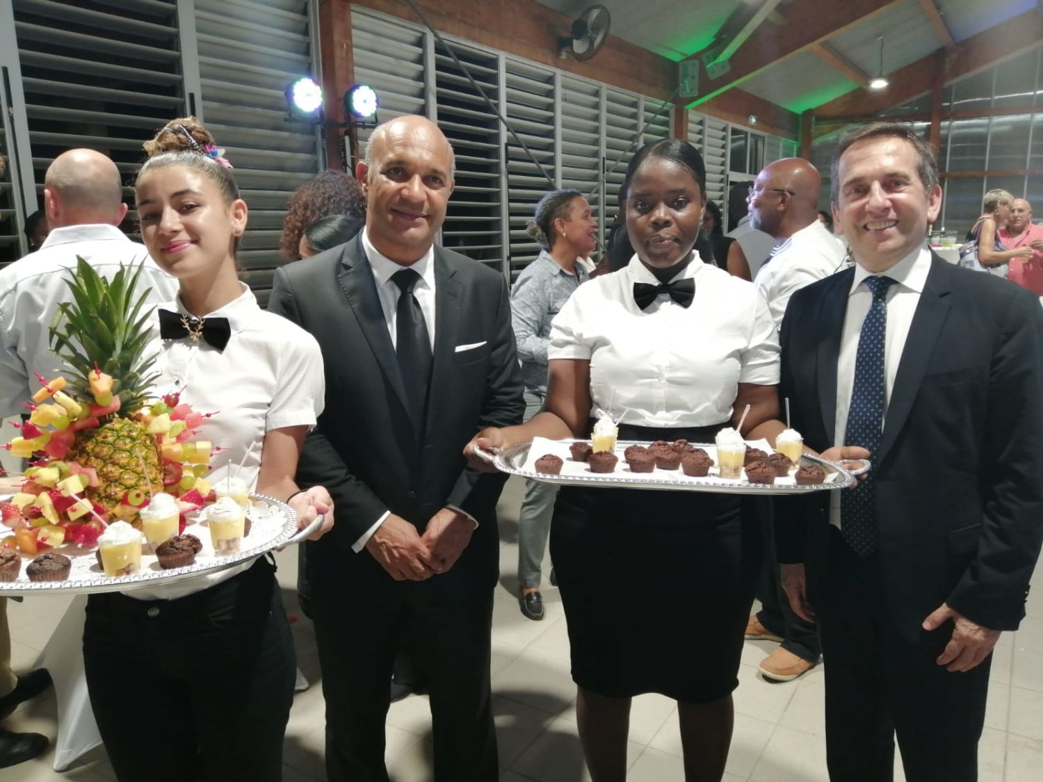 Le président Daniel GIBBS et l'IA-DAASEN Michel SANZ rendent hommage aux élèves et aux stagiaires