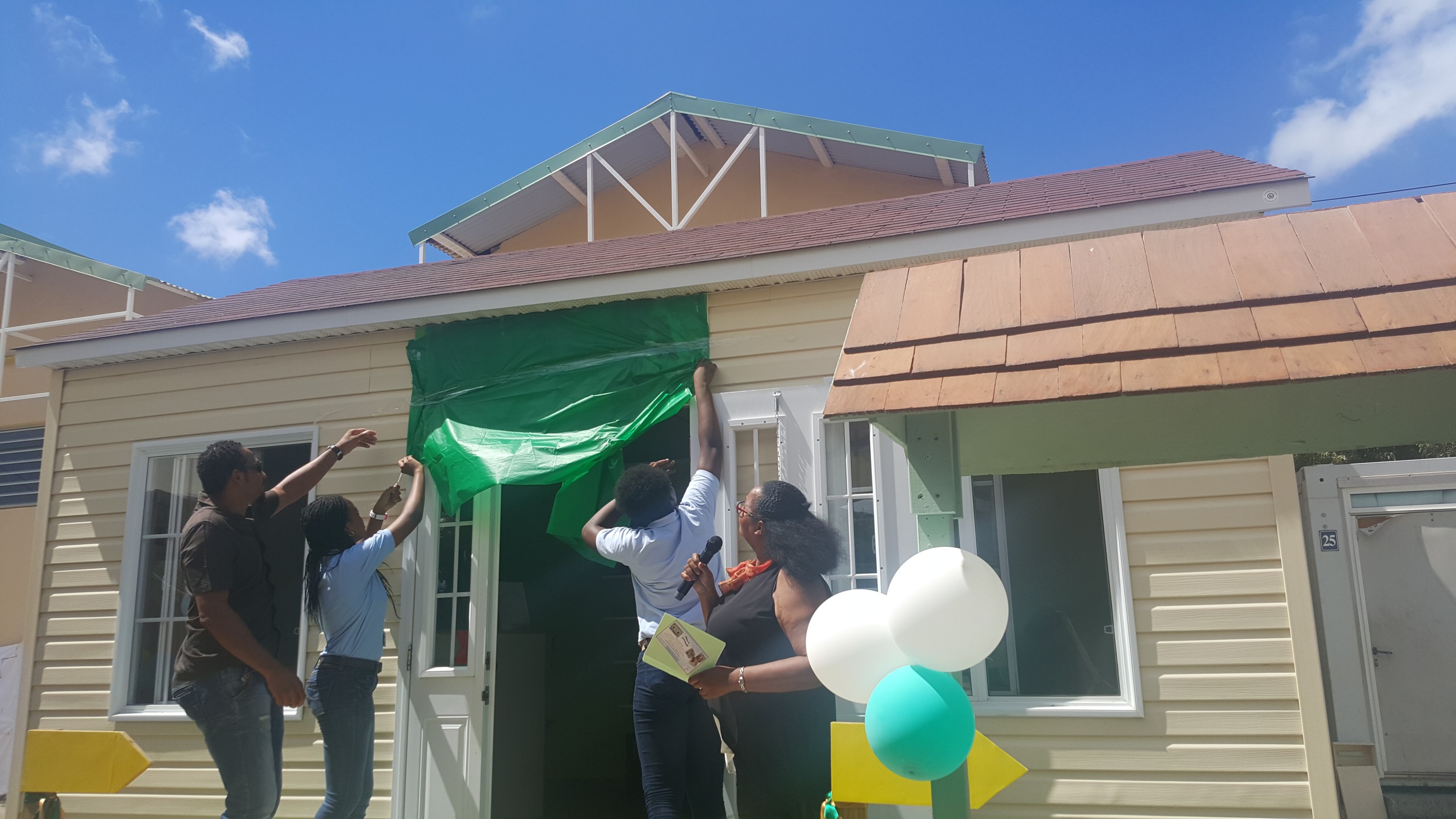 Les élèves dévoilent la plaque