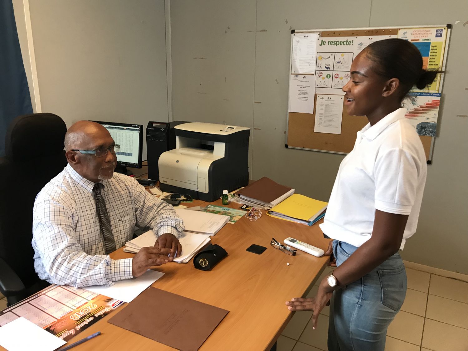 Vanessa REDHEAD avec le principal du collège de Quartier d'Orléans