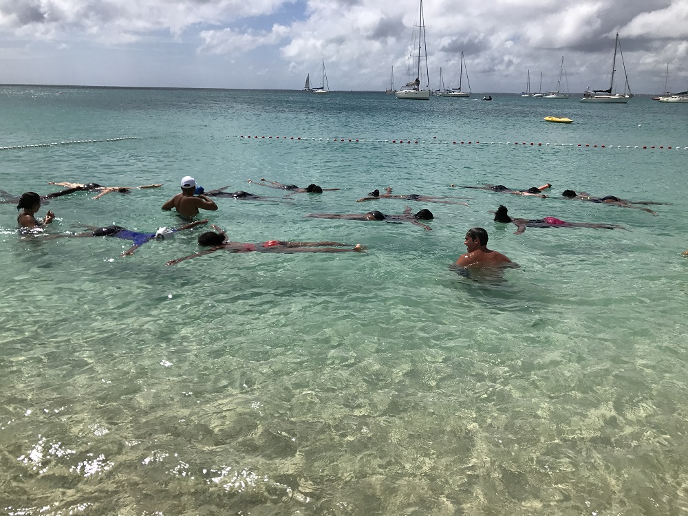 Exercice dans l'eau avec les stagiaires